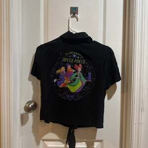 Disney x Her Universe Hocus Pocus Tie Front Short Sleeve Button Up Shirt